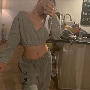 PRETTYLITTLETHING CROPPED SWEATSHIRT SMALL